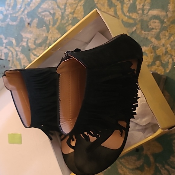 Sandals - Picture 2 of 4